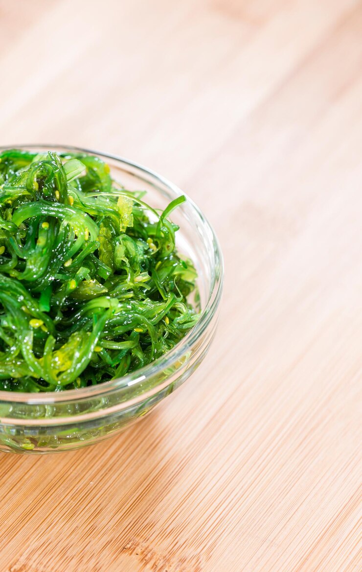 Foto frisch zubereiteter seetangsalat