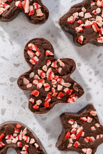 Frisch zubereiteter Weihnachtsplätzchenausstecher-Pfefferminzfondant auf der Küchentheke