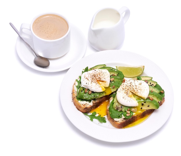 Frisch zubereitetes pochiertes Ei und Avocado-Toast isoliert auf weißem Hintergrund