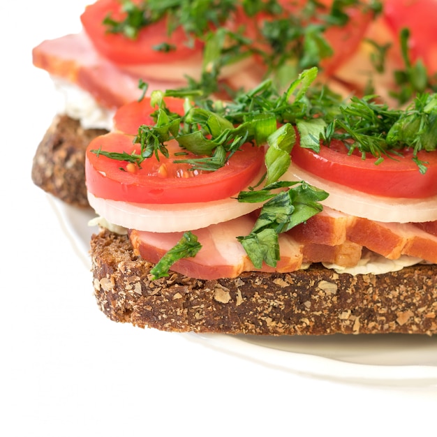 Frisch zubereitetes Sandwich mit Schinken auf einer Platte lokalisiert auf weißem Hintergrund