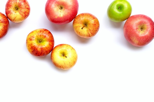 Frische Äpfel auf weißer Oberfläche. Draufsicht