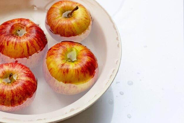 Frische Äpfel im Wasser waschen