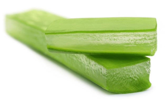 Frische Aloe Vera auf weißem Hintergrund