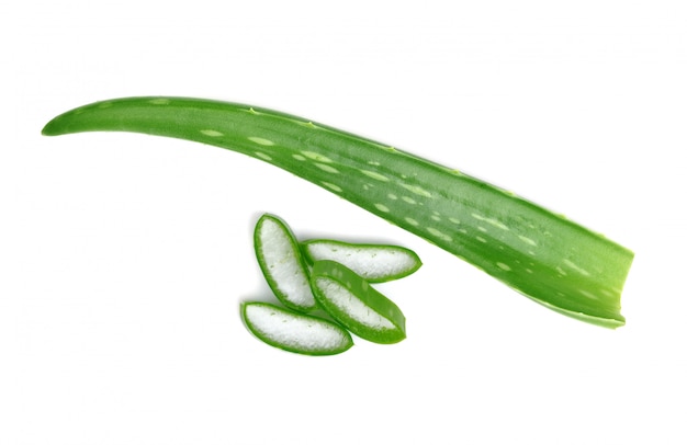 Frische Aloe Vera Blätter mit geschnittenen isoliert. Draufsicht