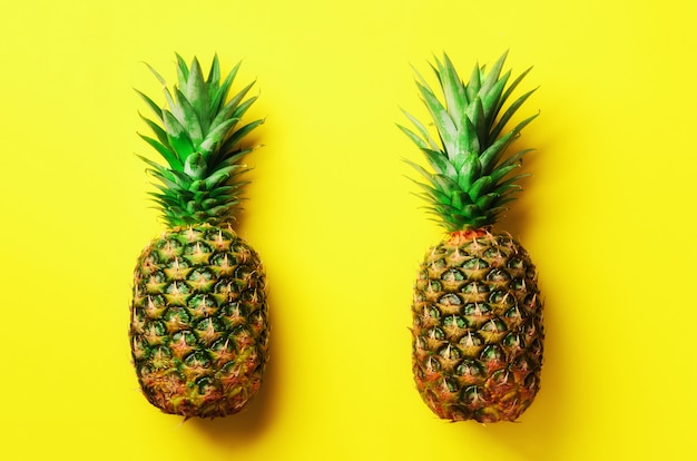 Frische Ananas auf Gelb