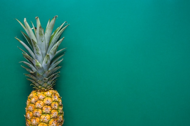 Foto frische ananas auf grünem hintergrund