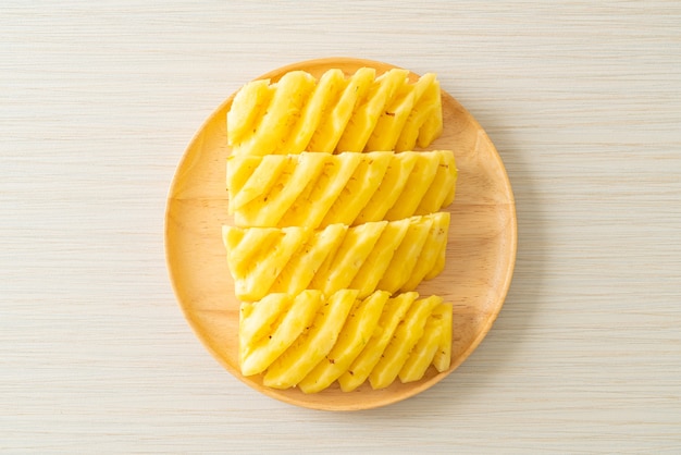 frische Ananas auf Holzteller geschnitten