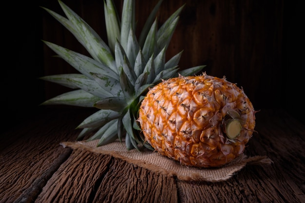 Frische Ananas auf Holztisch