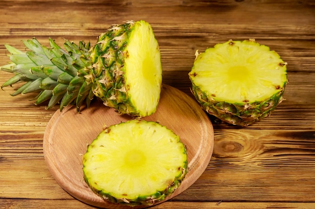 Frische Ananas auf Holztisch