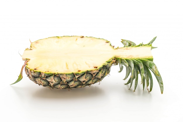 frische Ananas auf weißem Hintergrund