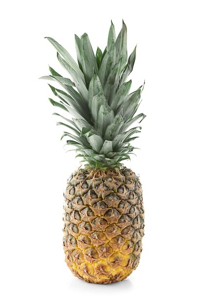 Frische Ananas getrennt auf Weiß