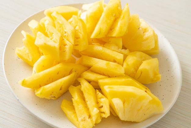 frische Ananas in Scheiben geschnitten auf weißem Teller