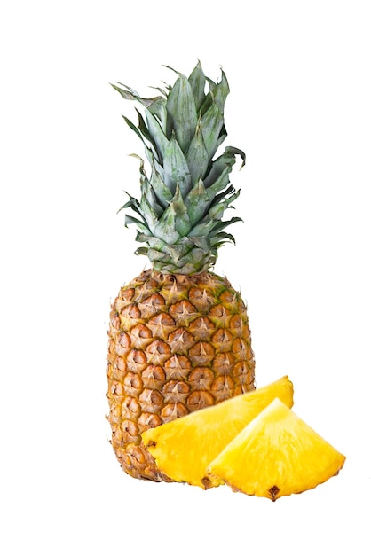 Frische Ananas mit geschnittenen Stücken isoliert auf weißem Hintergrund.