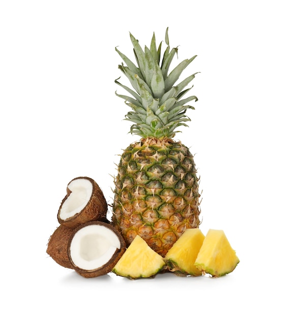 Frische Ananas und Kokosnüsse auf weißem Hintergrund