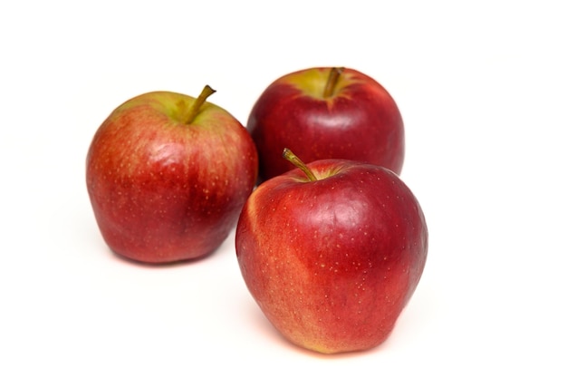 frische appetitvolle Äpfel auf weißem Hintergrund 1