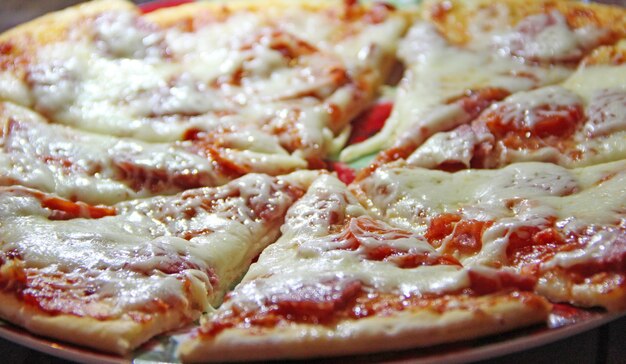 Frische, appetitvolle Pizzascheiben mit köstlichen Zutaten in der Nähe gekochtes Fastfood Fastfood-Gericht Essen in der Pizzeria