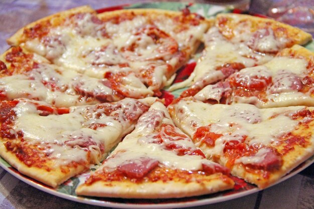 Frische, appetitvolle Pizzascheiben mit köstlichen Zutaten in der Nähe gekochtes Fastfood Fastfood-Gericht Essen in der Pizzeria