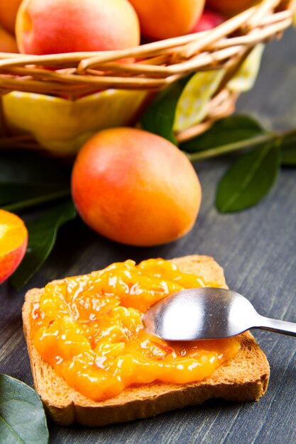 frische Aprikosen und Brot mit Marillenmarmelade