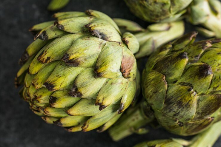 Foto frische artischocke auf schwarzem hintergrund raw artichok closeup