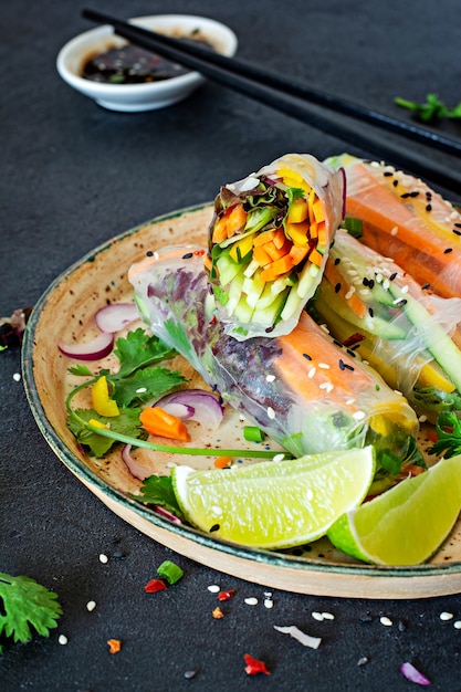 Frische asiatische vorspeise frühlingsrollen (nem) aus reispapier und rohem gemüse. vietnamesisches essen