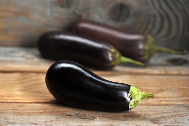 Frische Aubergine auf rustikalem Hintergrund