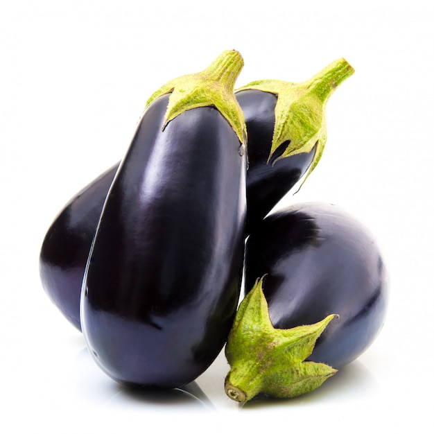 Frische Aubergine auf weißem Hintergrund