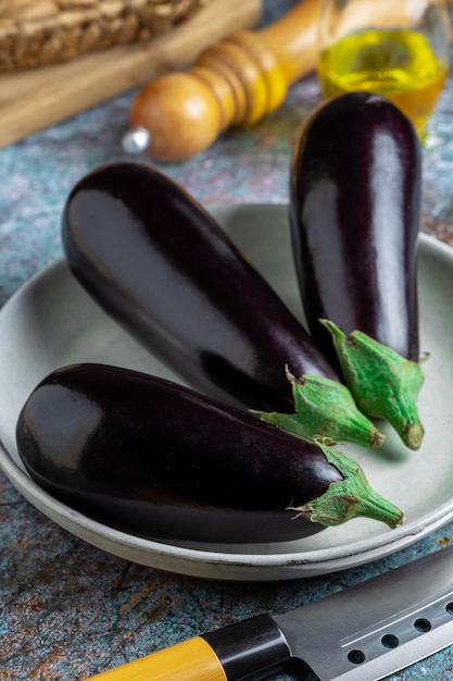 Frische Auberginen auf dem Tisch