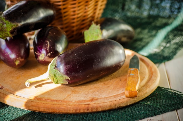 Frische Auberginen in einem Korb, eine neue Ernte hautnah