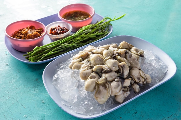 frische Austern mit würzigen BeilagenThai-Essen