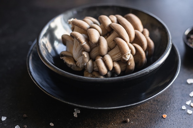 frische Austernpilze rohe Pilze Mahlzeit Snack Diät vegan oder vegetarisch