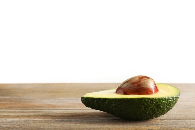 Frische Avocado auf dem Tisch lokalisiert auf Weiß