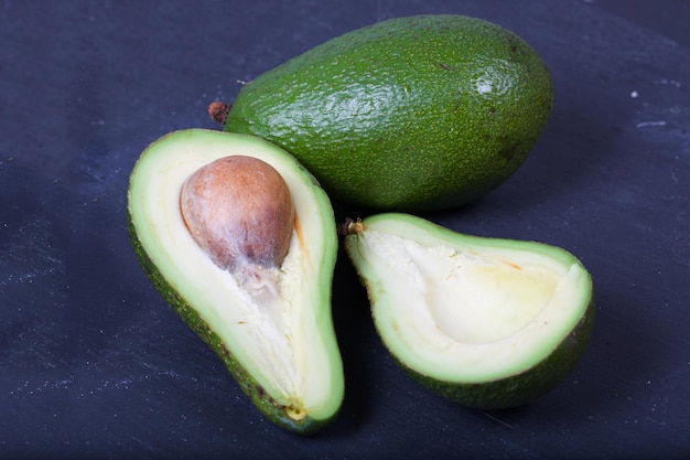 Frische Avocado auf einer schwarzen Tafel. Nahaufnahme