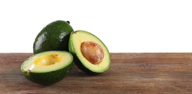 Frische Avocado auf Holztisch