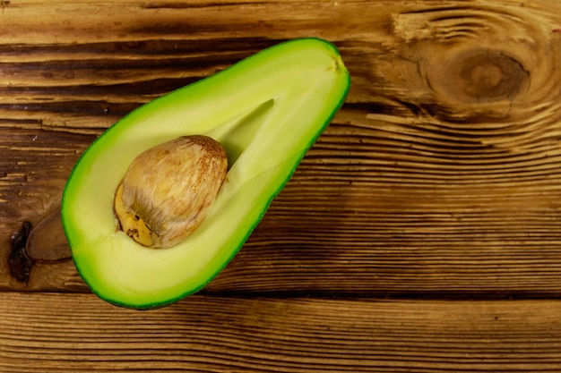 Frische Avocado auf Holztisch