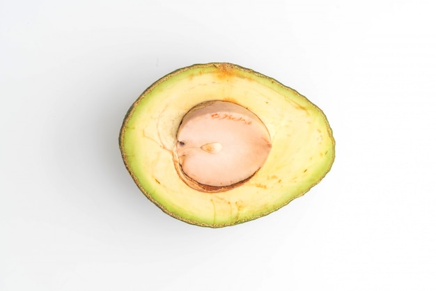 frische Avocado auf weißem Hintergrund