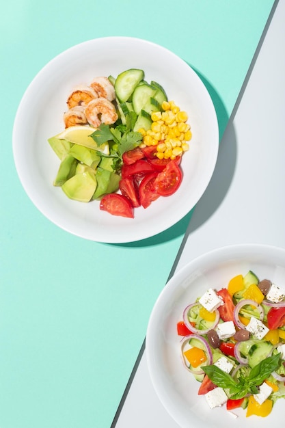 Frische Avocado, Garnelensalat mit grüner Salatmischung, Kirschtomaten, Kräutern und Olivenöl, Zitronendressing. gesundes Essen. Foto in hoher Qualität