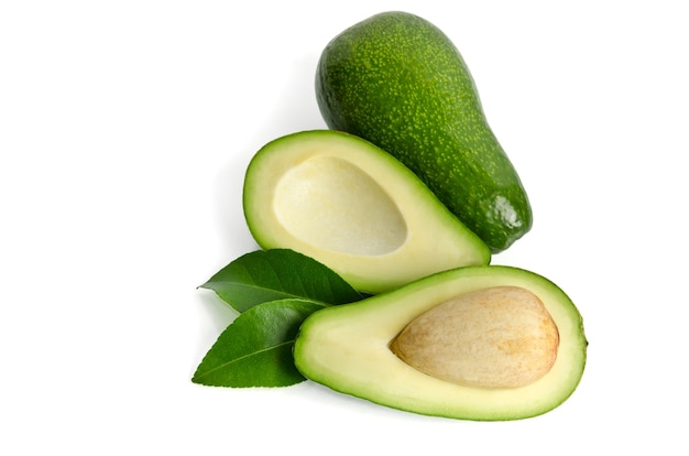 Frische Avocado lokalisiert auf Weiß