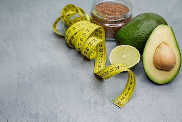 Frische Avocado mit Maßband