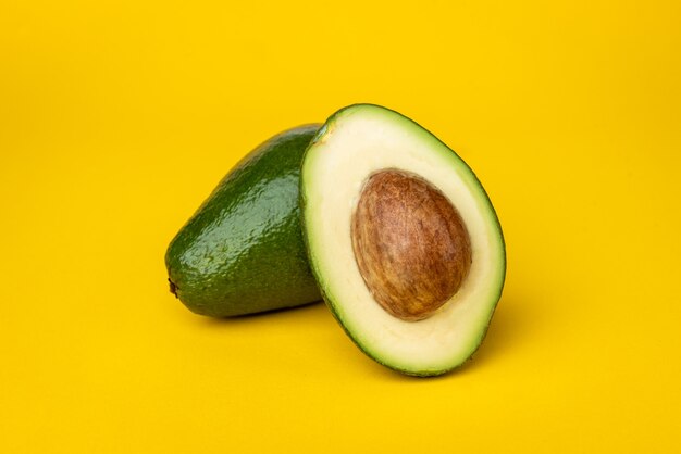 Frische Avocados auf gelbem Grund