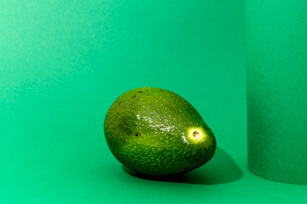 Frische Avocados auf grünem Hintergrund