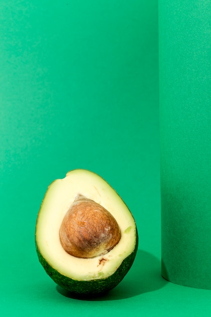 Frische Avocados auf grünem Hintergrund