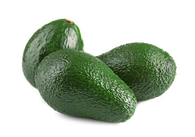 Frische Avocados getrennt auf Weiß