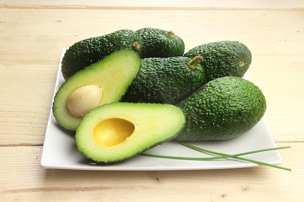 frische Avocados in einem Tablett