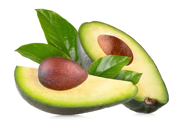 Frische Avocados isoliert auf weißem Hintergrund