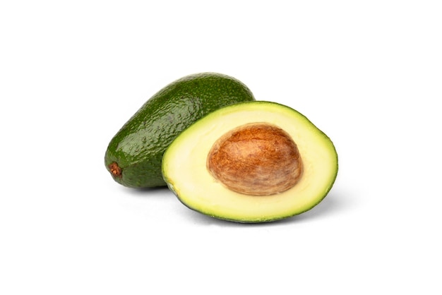 Frische Avocados lokalisiert auf einem weißen Hintergrund