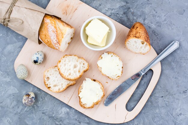 Frische Baguette-Sandwiches mit Butter