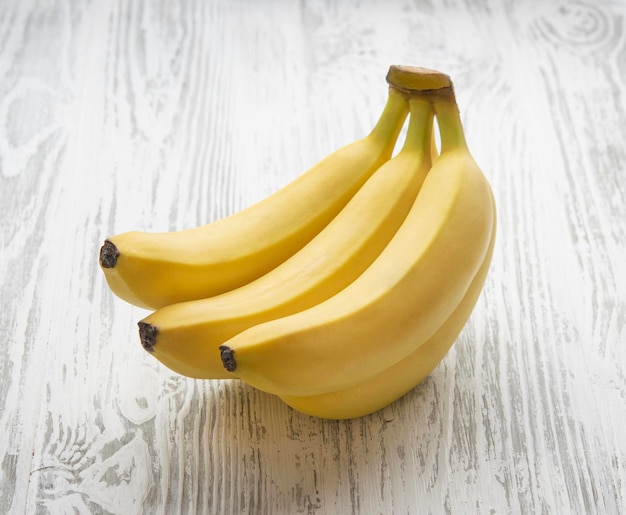Frische Bananen auf gelbem Hintergrund Bauen Sie gesunde und umweltfreundliche Früchte an