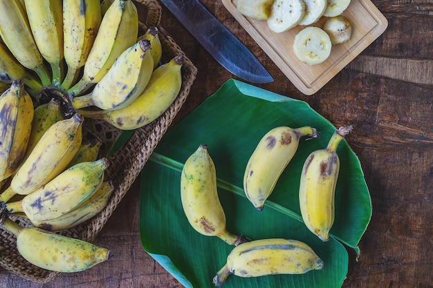 Frische Bananen in einem Korb auf einem Holztisch