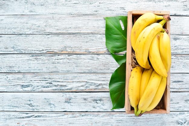 Frische bananen in einer holzkiste draufsicht freier kopierraum