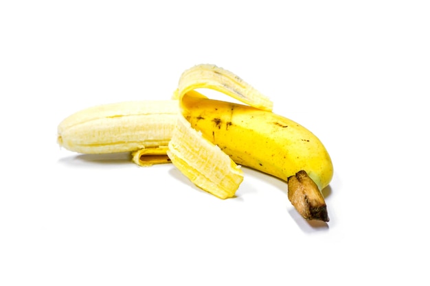 Frische Bananenfrucht für gesunde Lebensstilernährung auf weißem Hintergrund.